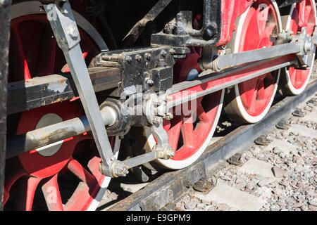 Detailansicht von Dampf Lok Räder, Laufwerke, Stangen, Links und andere mechanische Details. Weißen, schwarzen und roten Farben Stockfoto