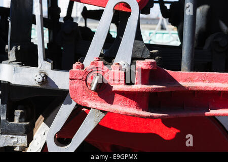 Detailansicht von Dampf Lok Räder, Laufwerke, Stangen, Links und andere mechanische Details. Weißen, schwarzen und roten Farben Stockfoto