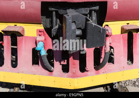 Detailansicht der Schiene sauberer, Pilot oder Kuh-Fänger von einer alten Lokomotive Stockfoto