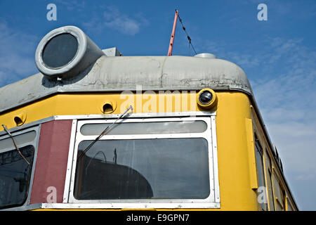 Closeup Frontalansicht eine alte Diesellok vor dem Hintergrund des blauen Himmel und weiße Wolken Stockfoto