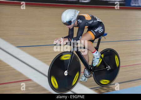 Laura Trott in der Frauen Omnium Revolution 46 auf der Radrennbahn in London Stockfoto