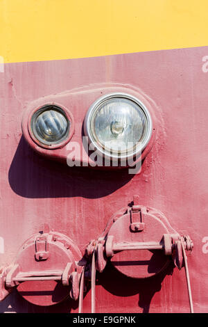 Detailansicht einer alten Lokomotive Scheinwerfer. Minimalistische Fotografie. Vertikal, Portraitfotografie Orientierung Stockfoto