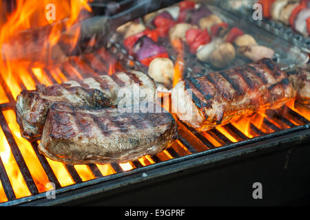 Filet Steaks Gemüse auf dem Grill Flammen lecken das Essen Stockfoto