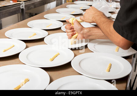 Chefkoch Gerichte vor mit einem Salat-dressing Stockfoto