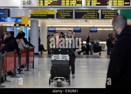 New York, USA. 27. Oktober 2014. Passagiere Fuß in die JKF International Airport in New York, Vereinigte Staaten, 27. Oktober 2014. New York State Gouverneur Andrew Cuomo gelockert, einige der Beschränkungen auf die Menschen aus Westafrika in die USA zurückkehren. Nach den neuen Leitlinien, wenn jemand kommt und hatte direkten Kontakt mit Menschen, die mit dem Ebola-Virus infiziert aber asymptomatisch ist, werden sie mit dem eigenen Auto, arrangiert von der New York State Department of Health oder örtlichen Gesundheitsamt, in ihre Heimat, wo sie 21 Tage lang unter Quarantäne gestellt werden werden, transportiert werden. Bildnachweis: Wang Lei/Xinhua/Alamy Live neu Stockfoto