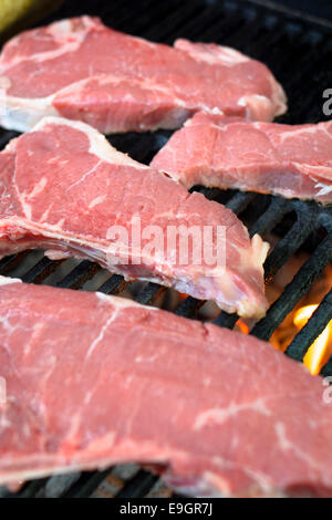 Rohes Rindfleisch Steaks auf dem Grill. Stockfoto