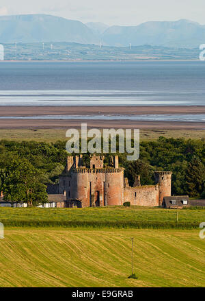 Caerlaverock Castle gezeigt in der umliegenden Landschaft geben die Lage an der Solway Firth in Dumfries und Galloway Stockfoto