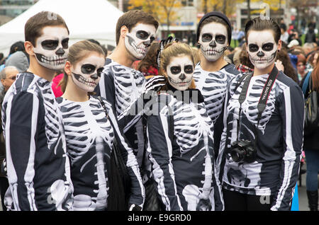 Montreal Zombie Walk. Ein Zombie Spaziergang ist eine öffentliche Veranstaltung, wo Teilnehmer Spaziergang als Zombies verkleidet Stockfoto