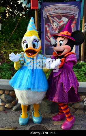 Minnie Mouse und Daisy Duck im Disneys Magic Kingdom, Orlando Florida. Stockfoto