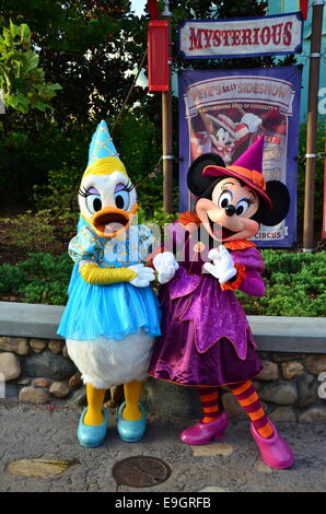 Minnie Mouse und Daisy Duck im Disneys Magic Kingdom, Orlando Florida. Stockfoto