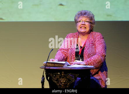 Swansea, Großbritannien. Montag, 27. Oktober 2014 im Bild: Schauspielerin Di Stümper Re: Dylathon Event zu feiern Dylan Thomas Geburtstag Jubiläum, das Grand Theatre, Swansea, Südwales. Bildnachweis: D Legakis/Alamy Live-Nachrichten Stockfoto