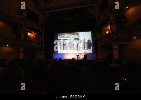 Swansea, Großbritannien. Montag, 27. Oktober 2014 im Bild: Schauspielerin Di Stümper Re: Dylathon Event zu feiern Dylan Thomas Geburtstag Jubiläum, das Grand Theatre, Swansea, Südwales. Bildnachweis: D Legakis/Alamy Live-Nachrichten Stockfoto