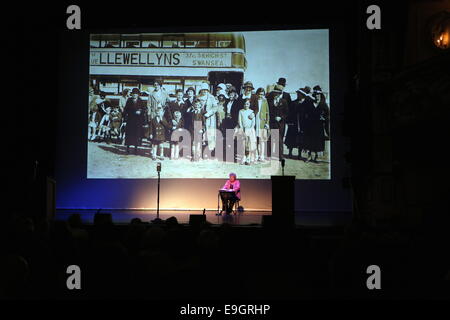 Swansea, Großbritannien. Montag, 27. Oktober 2014 im Bild: Schauspielerin Di Stümper Re: Dylathon Event zu feiern Dylan Thomas Geburtstag Jubiläum, das Grand Theatre, Swansea, Südwales. Bildnachweis: D Legakis/Alamy Live-Nachrichten Stockfoto