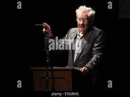 Swansea, Großbritannien. Montag, 27. Oktober 2014 im Bild: Sir Ian McKellen Re: Dylathon Event zu feiern Dylan Thomas Geburtstag Jubiläum, das Grand Theatre, Swansea, Südwales. Bildnachweis: D Legakis/Alamy Live-Nachrichten Stockfoto