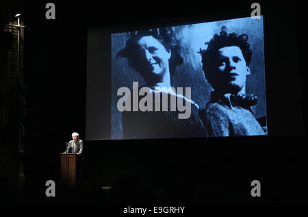 Swansea, Großbritannien. Montag, 27. Oktober 2014 im Bild: Sir Ian McKellen Re: Dylathon Event zu feiern Dylan Thomas Geburtstag Jubiläum, das Grand Theatre, Swansea, Südwales. Bildnachweis: D Legakis/Alamy Live-Nachrichten Stockfoto