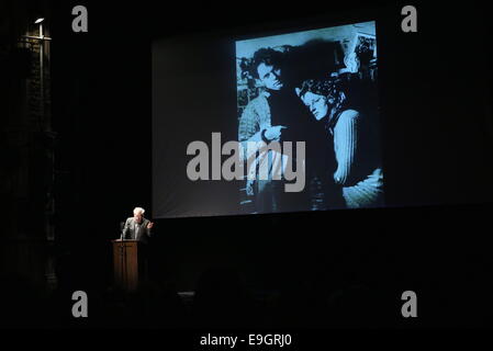 Swansea, Großbritannien. Montag, 27. Oktober 2014 im Bild: Sir Ian McKellen Re: Dylathon Event zu feiern Dylan Thomas Geburtstag Jubiläum, das Grand Theatre, Swansea, Südwales. Bildnachweis: D Legakis/Alamy Live-Nachrichten Stockfoto