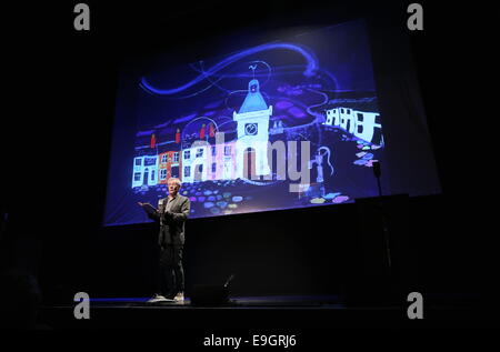 Swansea, Großbritannien. Montag, 27. Oktober 2014 im Bild: Sir Ian McKellen Re: Dylathon Event zu feiern Dylan Thomas Geburtstag Jubiläum, das Grand Theatre, Swansea, Südwales. Bildnachweis: D Legakis/Alamy Live-Nachrichten Stockfoto