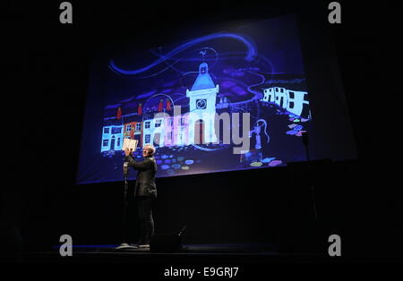 Swansea, Großbritannien. Montag, 27. Oktober 2014 im Bild: Sir Ian McKellen Re: Dylathon Event zu feiern Dylan Thomas Geburtstag Jubiläum, das Grand Theatre, Swansea, Südwales. Bildnachweis: D Legakis/Alamy Live-Nachrichten Stockfoto