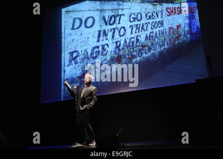 Swansea, Großbritannien. Montag, 27. Oktober 2014 im Bild: Sir Ian McKellen Re: Dylathon Event zu feiern Dylan Thomas Geburtstag Jubiläum, das Grand Theatre, Swansea, Südwales. Bildnachweis: D Legakis/Alamy Live-Nachrichten Stockfoto