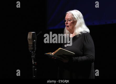 Swansea, Großbritannien. Montag, 27. Oktober 2014 im Bild: Gillian Clarke Re: Dylathon Event zu feiern Dylan Thomas Geburtstag Jubiläum, das Grand Theatre, Swansea, Südwales. Bildnachweis: D Legakis/Alamy Live-Nachrichten Stockfoto