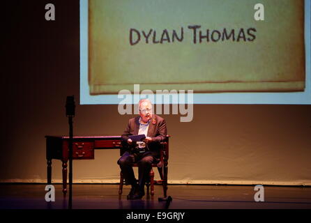 Swansea, Großbritannien. Montag, 27. Oktober 2014 im Bild: Re: Dylathon Event zu feiern Dylan Thomas Geburtstag Jubiläum, das Grand Theatre, Swansea, Südwales. Bildnachweis: D Legakis/Alamy Live-Nachrichten Stockfoto