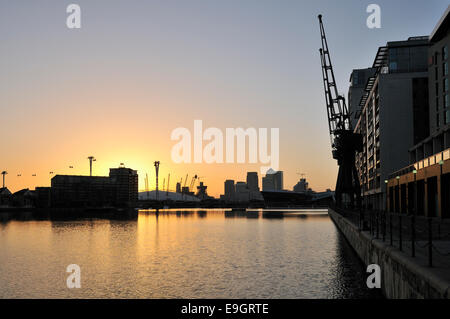 Royal Victoria Dock in Docklands, East London, in der Dämmerung, mit Sonnenuntergang über der O2 Arena und der Isle of Dogs Stockfoto