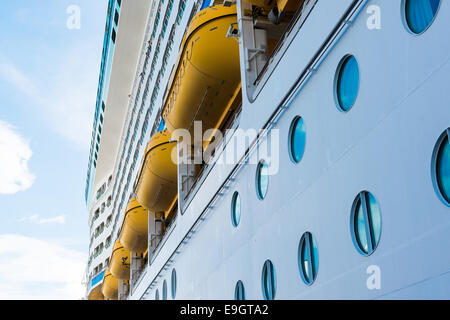 Royal Caribbean International Kreuzfahrtschiff Adventure Of The Seas in Gibraltar Stockfoto