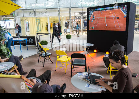 Tisch Tennis Tabellen und massage-Einrichtungen für freien Verbrauch während Roland Garros French Open Tennisturnier gefördert wird. Stockfoto