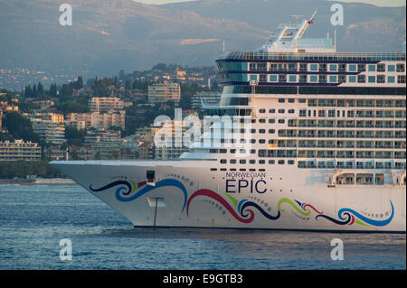 Norwegian Cruise Line, Norwegian Epic verankert vor der Küste von Cannes, Frankreich. Passagiere mit Tenderbooten ausgeschifft. Stockfoto