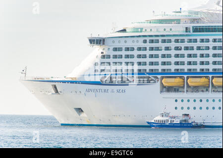 Royal Caribbean International Kreuzfahrtschiff Adventure Of The Seas in Cannes, Frankreich Stockfoto