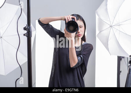 Fotografen unter Bild im studio Stockfoto