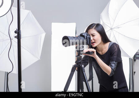 Fotografen unter Bild im studio Stockfoto