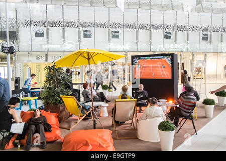 Tisch Tennis Tabellen und massage-Einrichtungen für freien Verbrauch während Roland Garros French Open Tennisturnier gefördert wird. Stockfoto