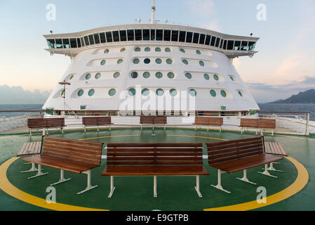 Ein Blick auf die Brücke von Royal Caribbean International Kreuzfahrt Schiff Adventure Of The Seas, vom Bug. Stockfoto