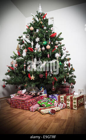 Geschmückter Weihnachtsbaum mit Geschenken unter ihm Stockfoto