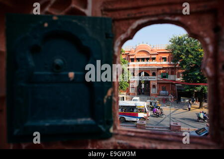 Blick aus einem der vielen kleinen Fenstern des Hawal Mahal Stockfoto