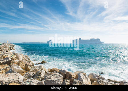 Kreuzfahrtschiffe vor Anker vor der Küste von Cannes, Frankreich Stockfoto