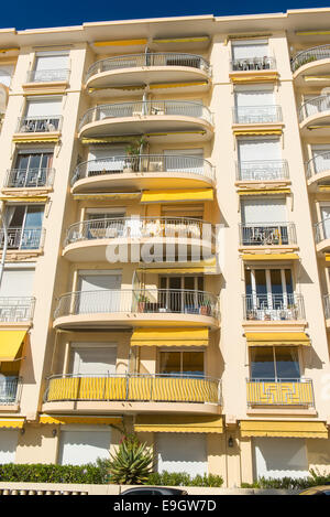 Ferienwohnungen in Cannes, Frankreich, mit Blick auf den Strand. Stockfoto