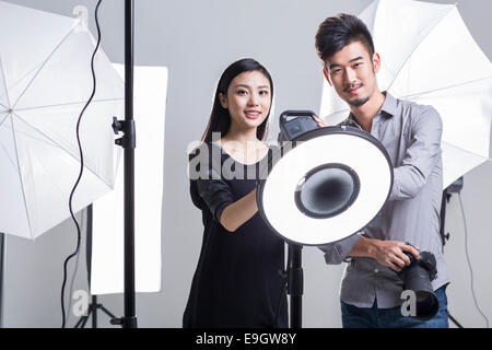 Porträt von zwei Fotografen im studio Stockfoto