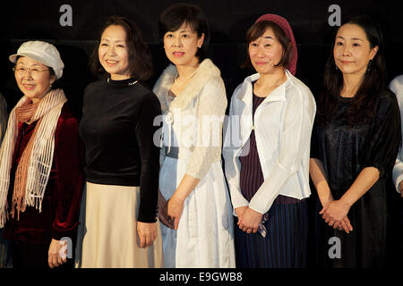 Keiko Tokunou, Kumiko Kawada, Mie Kirihara, Yuriko Ogino, Chigusa Yasuzawa, 27. Oktober 2014: (L, R) Schauspielerinnen Michiko Watanabe, Keiko Tokunou Kumiko Kawada, Mie Kirihara, Yuriko Ogino und Chigusa Yasuzawa posieren für die Kameras während der Bühne Gruß des Films "Ecotherapy Wochenende Urlaub" bei TOHO Kinos in Roppongi am 27. Oktober 2014, Tokio, Japan. 3 bis 31. Bildnachweis: Aflo Co. Ltd./Alamy Live-Nachrichten Stockfoto