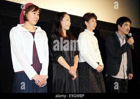 Yuriko Ogino, Chigusa Yasuzawa, Haruko Negishi und Okita Shuichi, 27. Oktober 2014: Tokio, Japan: (L, R) Schauspielerinnen Yuriko Ogino, Chigusa Yasuzawa, Haruko Negishi und Regisseur und Drehbuch Shuichi Okita Grüße an das Publikum während der Bühne Gruß des Films "Ecotherapy Wochenende Urlaub" bei TOHO Kinos in Roppongi am 27. Oktober 2014, Tokio, Japan. 3 bis 31. Bildnachweis: Aflo Co. Ltd./Alamy Live-Nachrichten Stockfoto