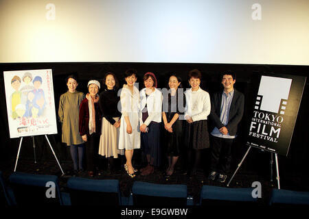 Michiko Watanabe, Keiko Tokunou, Kumiko Kawada, Mie Kirihara, Yuriko Ogino, Chigusa Yasuzawa, Haruko Negishi und Okita Shuichi, 27. Oktober 2014: Tokio, Japan: (L, R) Schauspielerinnen Michiko Watanabe, Keiko Tokunou, Kumiko Kawada, Mie Kirihara, Yuriko Ogino, Chigusa Yasuzawa, Haruko Negishi und Regisseur und Drehbuch Shuichi Okita posieren für die Kameras während der Bühne Gruß des Films "Ecotherapy Wochenende Urlaub" bei TOHO Kinos in Roppongi am 27. Oktober , 2014, Tokio, Japan. Bildnachweis: Aflo Co. Ltd./Alamy Live-Nachrichten Stockfoto