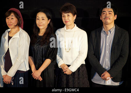 Yuriko Ogino, Chigusa Yasuzawa, Haruko Negishi und Okita Shuichi, 27. Oktober 2014: Tokio, Japan: (L, R) Schauspielerinnen Yuriko Ogino, Chigusa Yasuzawa, Haruko Negishi und Regisseur und Drehbuch Shuichi Okita posieren für die Kameras während der Bühne Gruß des Films "Ecotherapy Wochenende Urlaub" bei TOHO Kinos in Roppongi am 27. Oktober 2014, Tokio, Japan. Bildnachweis: Aflo Co. Ltd./Alamy Live-Nachrichten Stockfoto