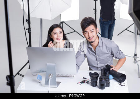 Zwei Fotografen, die Arbeiten im Studio mit computer Stockfoto