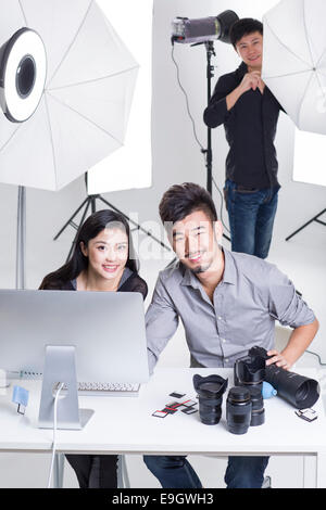 Zwei Fotografen, die Arbeiten im Studio mit computer Stockfoto