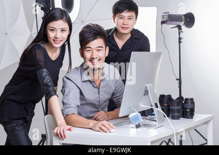 Fotografen arbeiten im Studio mit computer Stockfoto