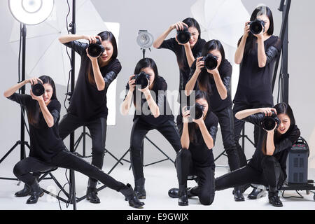 Mehrere Bilder des Fotografen unter Bild im studio Stockfoto