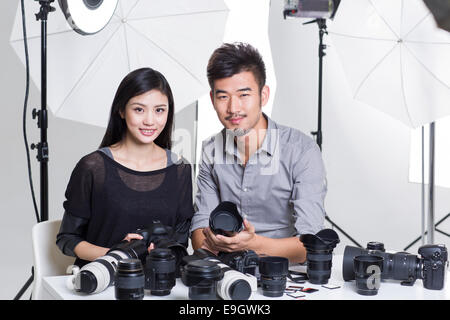 Porträt von zwei Fotografen im studio Stockfoto
