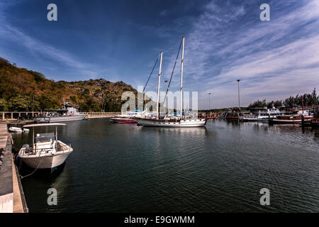 Segelboot. Eine Segelyacht vermauert. Stockfoto