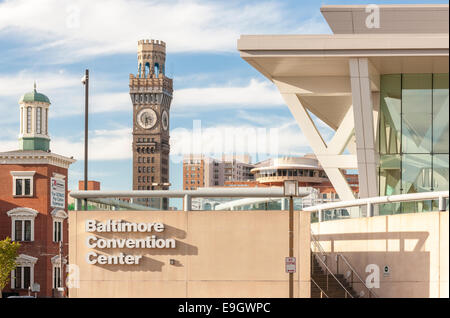 Baltimore Convention Center mit Innenstadt Wahrzeichen Camden Yards; Emerson Bromo-Seltzer Tower und das Holiday Inn Hotel. Stockfoto